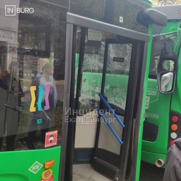 На перекрестке Ленина - Бажова произошло ДТП с участием двух автобусов Это картинка