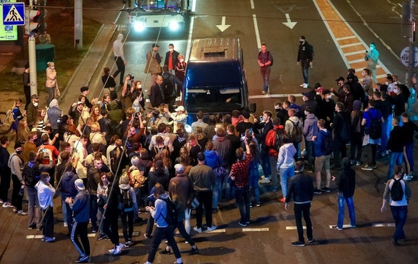 девушка в центре минска. протесты против интеграции в минске тут бай. призыв к митингу. тут новости сегодня. By.